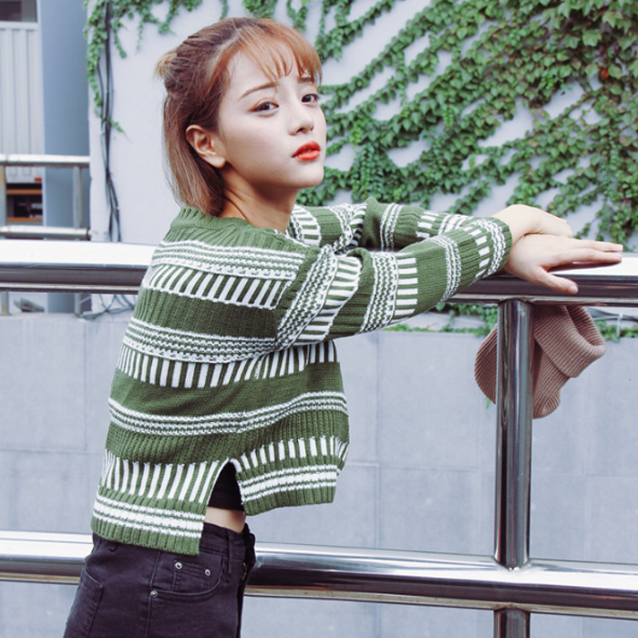 韓國chic寬松百搭綠色條紋長袖套頭毛衣短款開叉針織衫女